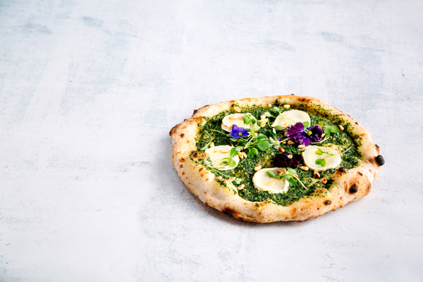 Pizza mit grünem Pesto - und Ziegenkäse