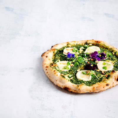 Pizza mit grünem Pesto - und Ziegenkäse