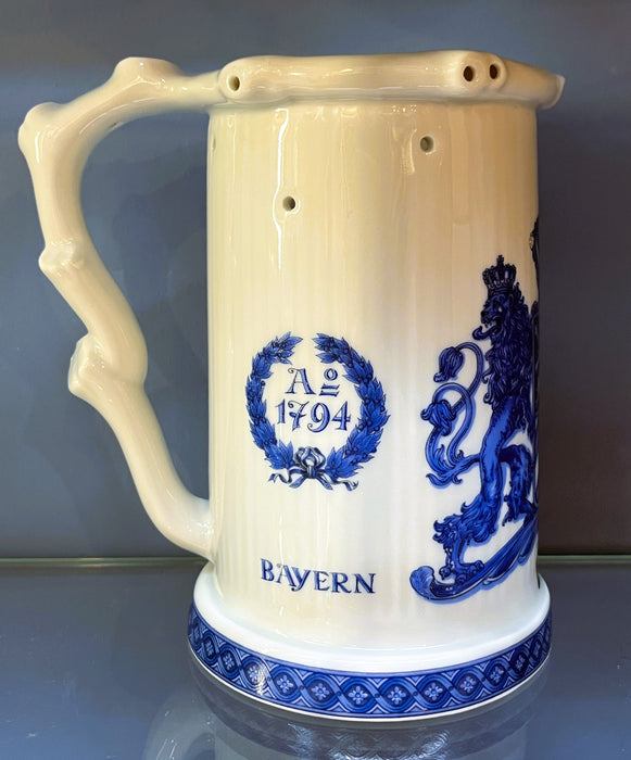 Zimmermann Bierseidel Bier-Krug Vexierkrug mit Bodenbild 0,5l Wappen blau 1794