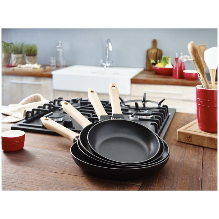 STAUB Bratpfanne mit Holzgriff, 28 cm | Schwarz | rund | Gusseisen